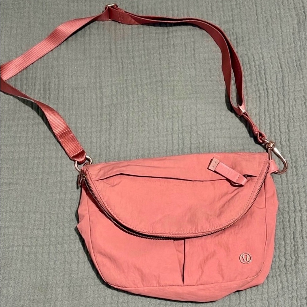 LULULEMON ATHLETICA - ALL DAY 5L FESTIVAL CROSSBODY BAG - CORAL/DECO PINK